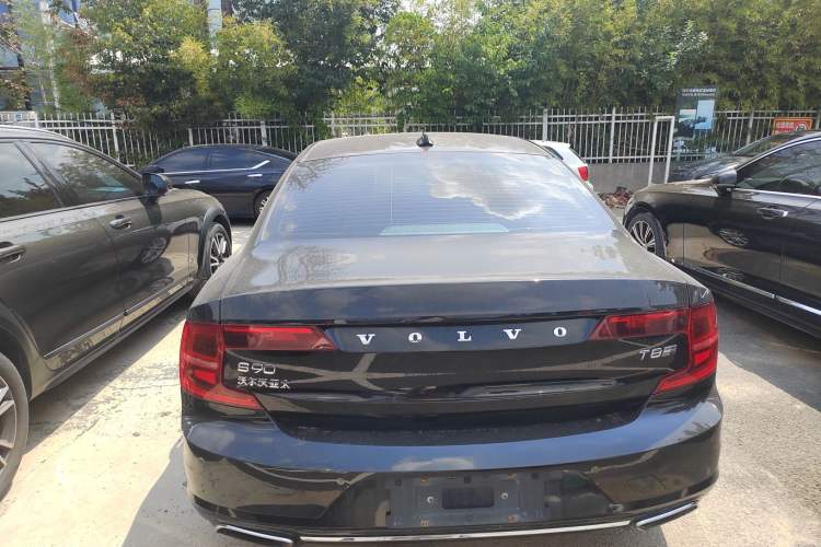 Used Volvo S90 New Energy 2020 T8 e-Drive Hybrid – Zhiyi Luxury Edition Exterior 4