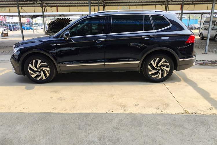 Used Volkswagen Tiguan L 2023 300TSI Automatic Two-Wheel Drive Smart Edition
