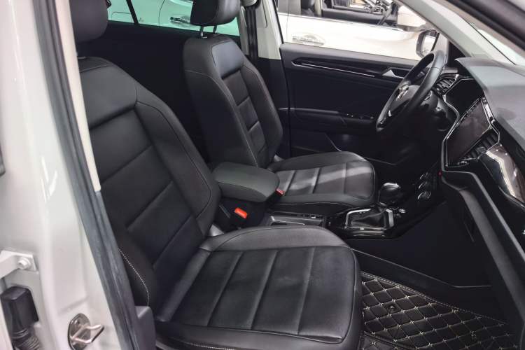 Used Volkswagen T-ROC 2021 280TSI DSG Two-Wheel Drive Comfort Connect Edition Right Front Seat