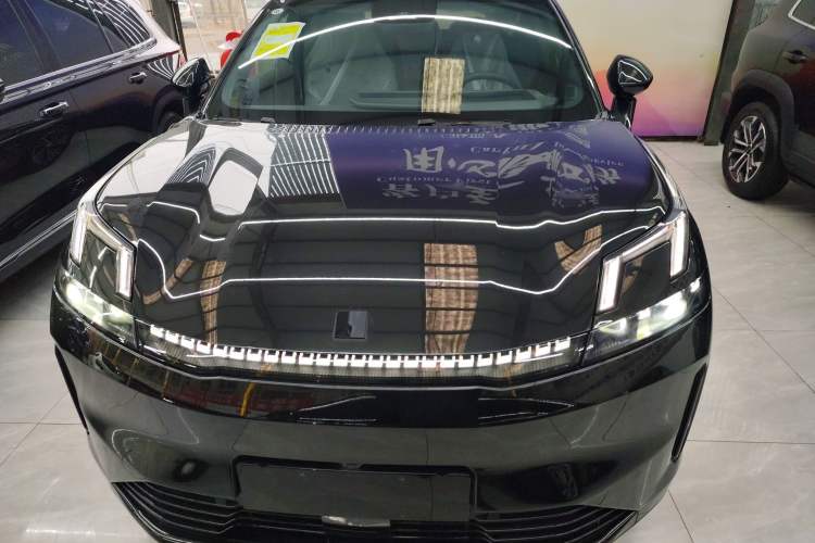 Used Lynk & Co 08 EM-P 2025 120km Long-Range Halo Exterior 1