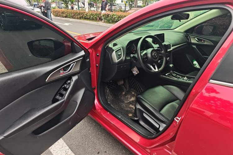 Used Mazda 3 Axela 2017 Sedan 1.5L Automatic Luxury Model Emission Standard China V Driver Seat