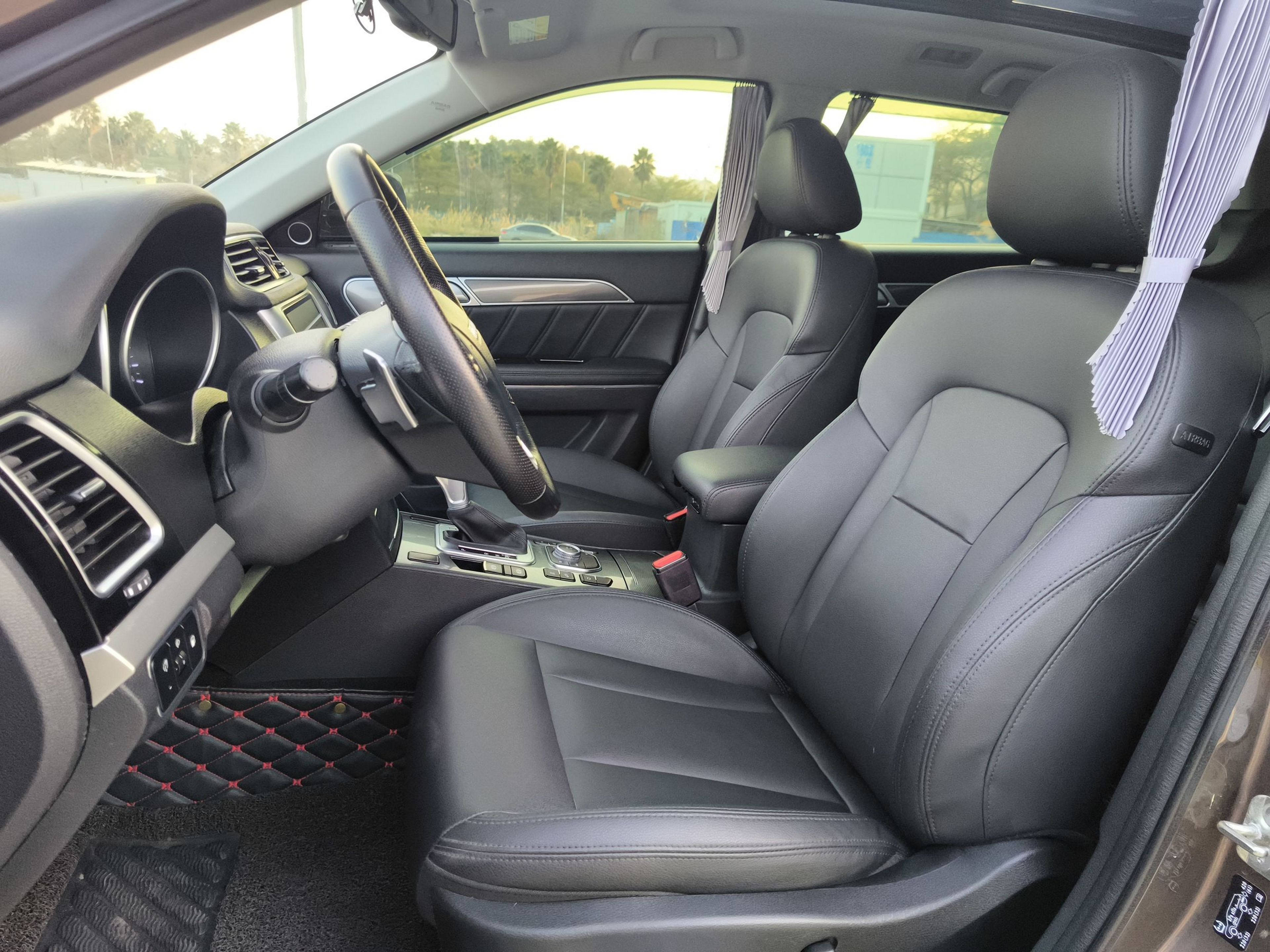 المقاعد الأمامية داخل السيارة