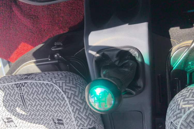 Used Jinbei Hiace X30 2023 1.5L Super-Comfortable Passenger Van 5/6/7-Seater Non-Air-Conditioned Version Model SWC15M