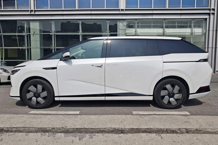 Used XPeng X9 2024 702 Ultra-Long Range Pro
