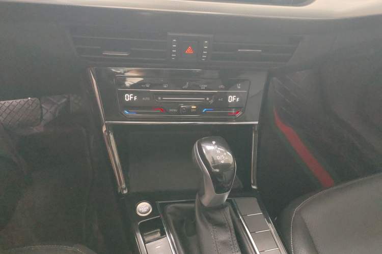 Used Volkswagen Passat 2024 380TSI Dragon Edition Audio And AC Panel