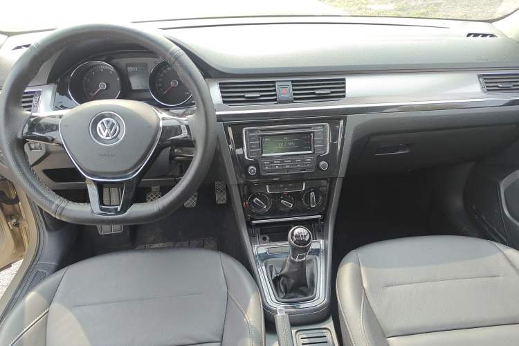Used Volkswagen Bora 2016 1.6L Manual Comfort Model Center Console