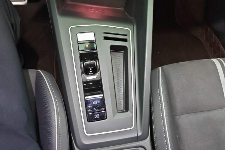 Used Volkswagen Golf 2023 Facelift 280TSI DSG R-Line Lite Gear Lever