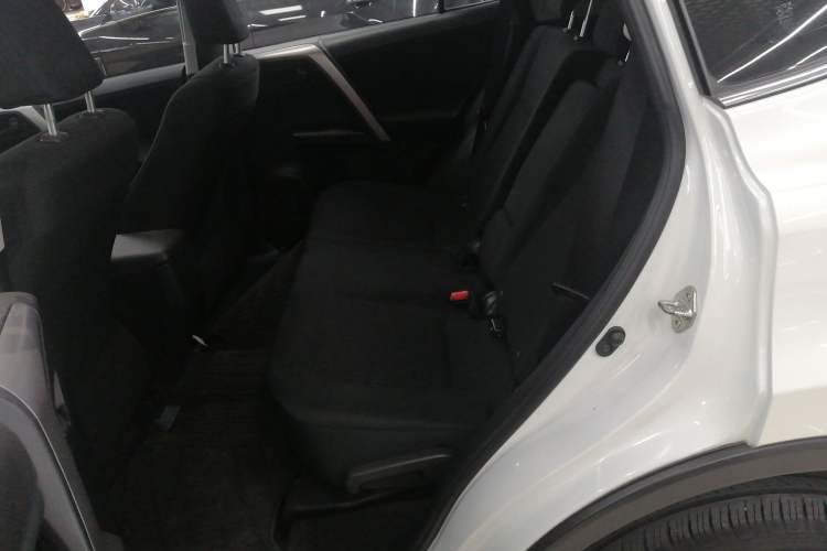 Used Toyota RAV4 2019 2.0L CVT Two-Wheel Drive Luxury Version China VI Standard
