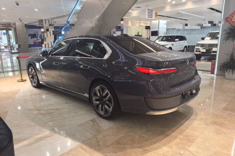 Used BMW i7 2023 xDrive60L Luxury Package Exterior 5