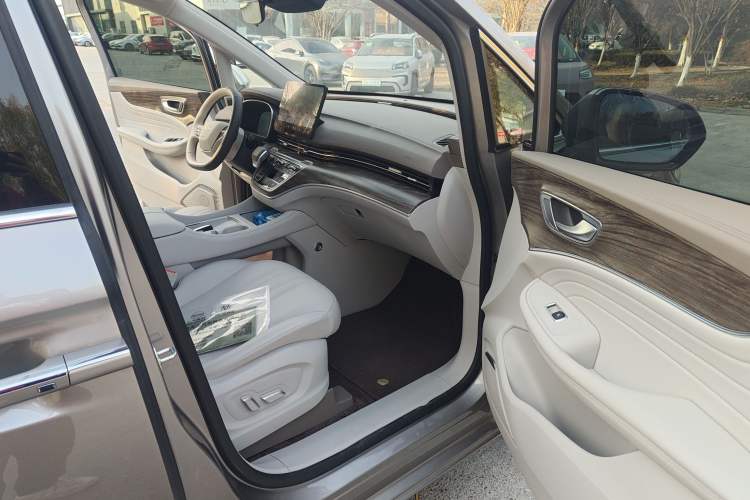 Used Roewe iMAX8 New Energy 2025 1.5T DMH Lu Zun Deluxe Edition
