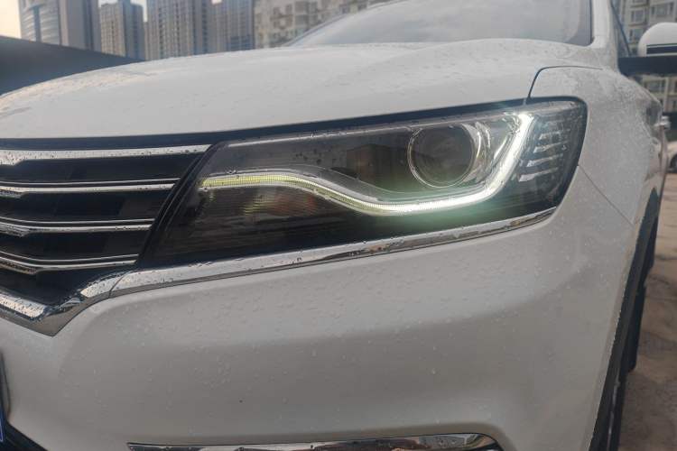 Ojetý Roewe RX5 2018 20T Two-Wheel Drive Manual Flagship Edition