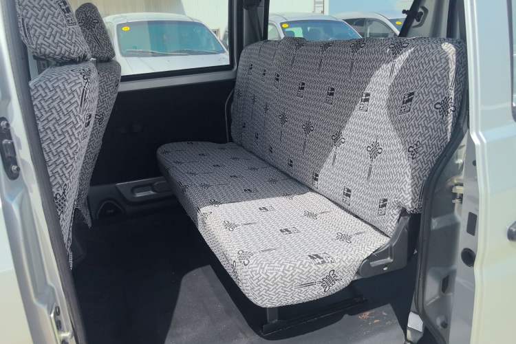 Used Jinbei Hiace X30 2023 1.5L Super-Comfortable Passenger Van 5/6/7-Seater Non-Air-Conditioned Version Model SWC15M