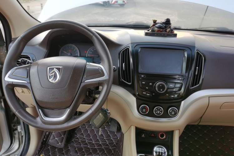 Used Baojun 730 2014 1.5L manual standard trim 7 seats
