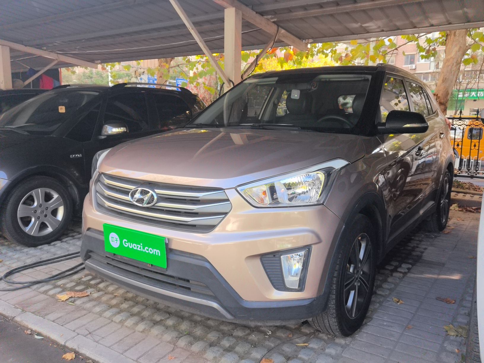 تحت مقدمة السيارة