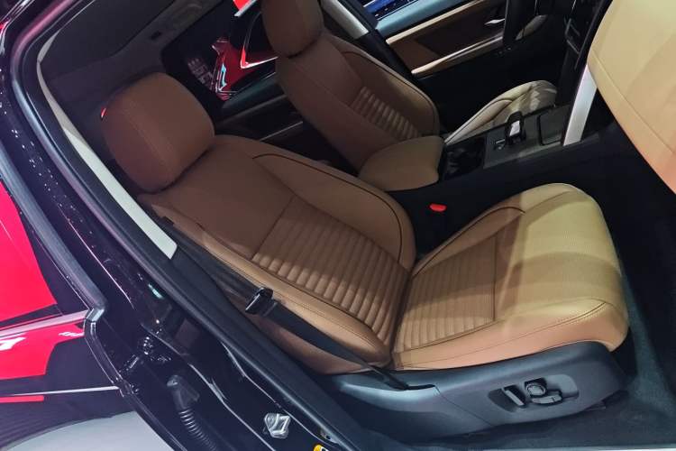 Used Land Rover Discovery Sport 2025 249 PS Performance Tech Edition Interior 7