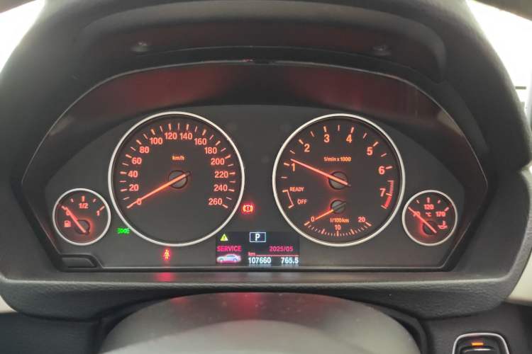 Used BMW 3 Series 2014 320Li Fashion Model Odometer Close Up