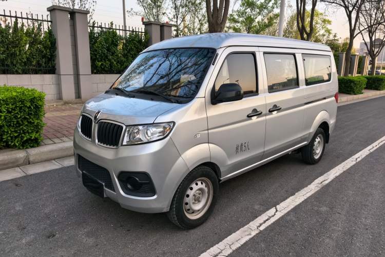 Used Jinbei Hiace X30 2023 1.5L Super-Comfortable Passenger Van 5/6/7-Seater Non-Air-Conditioned Version Model SWC15M