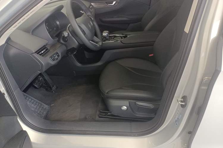 Used Hongqi E-QM5 2022 431 km Charge & Enjoy Edition
