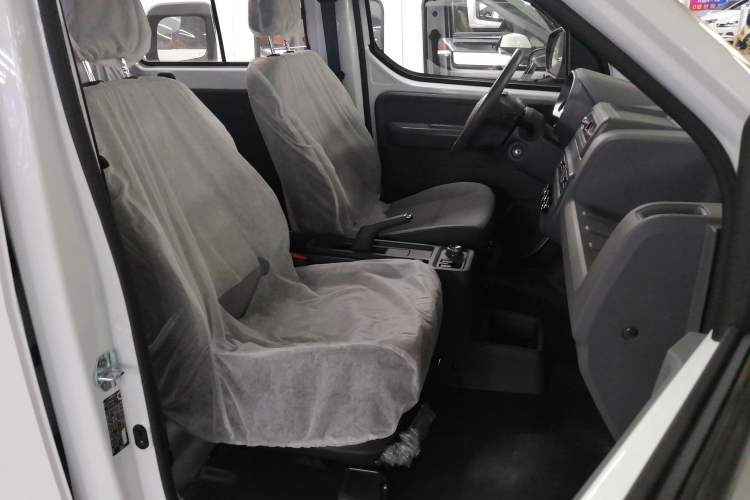 Used Wuling Yangguang 2024 300KM Comfort Version Passenger Van 75kW