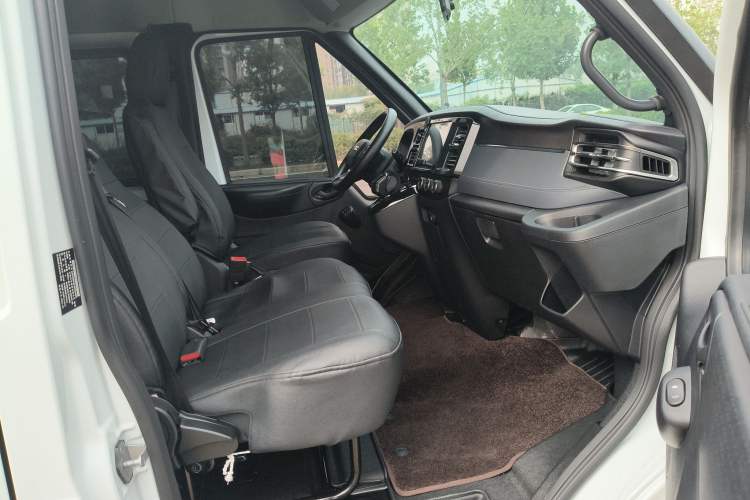 Used JMC Fushun 2025 2.0T 8AT Diesel Mid-Range Mid-Top Commercial Multi-Purpose 7-Seater Passenger Vehicle
