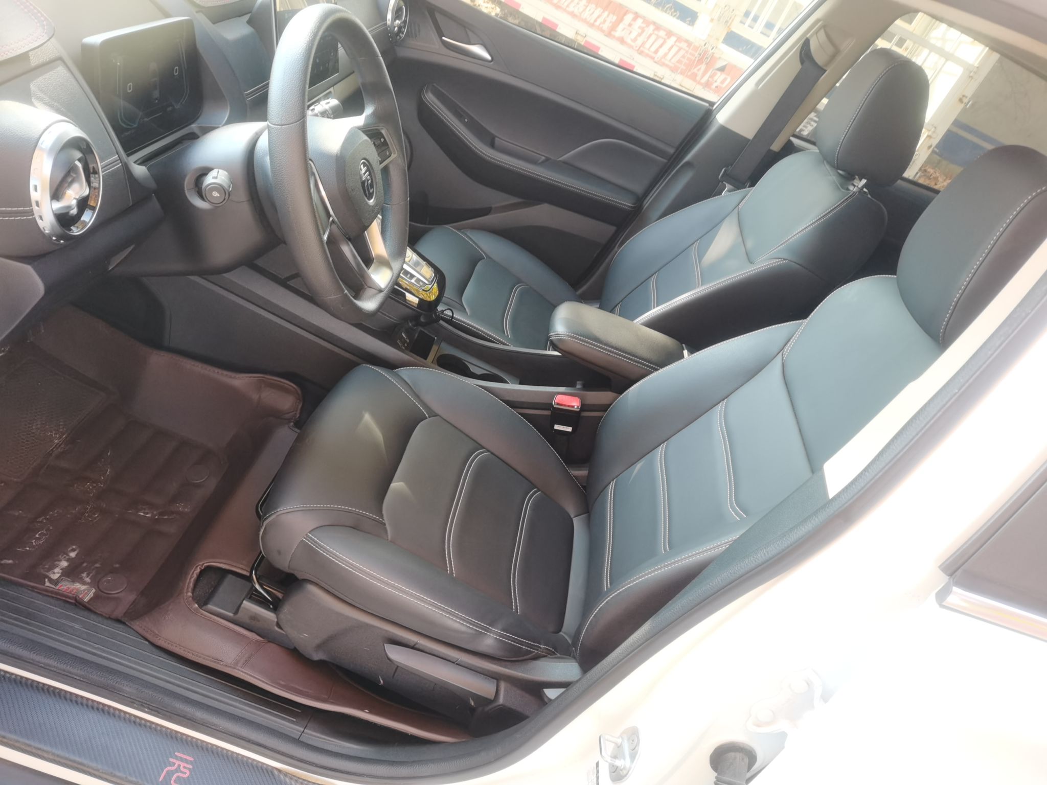 Переднее сиденье в автомобиле