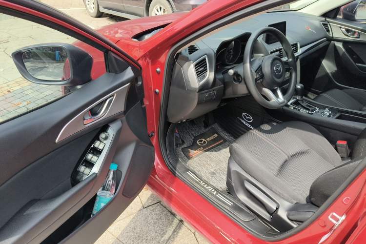 Used Mazda 3 Axela 2017 Sedan 1.5L Automatic Luxury Model China VI Standard
