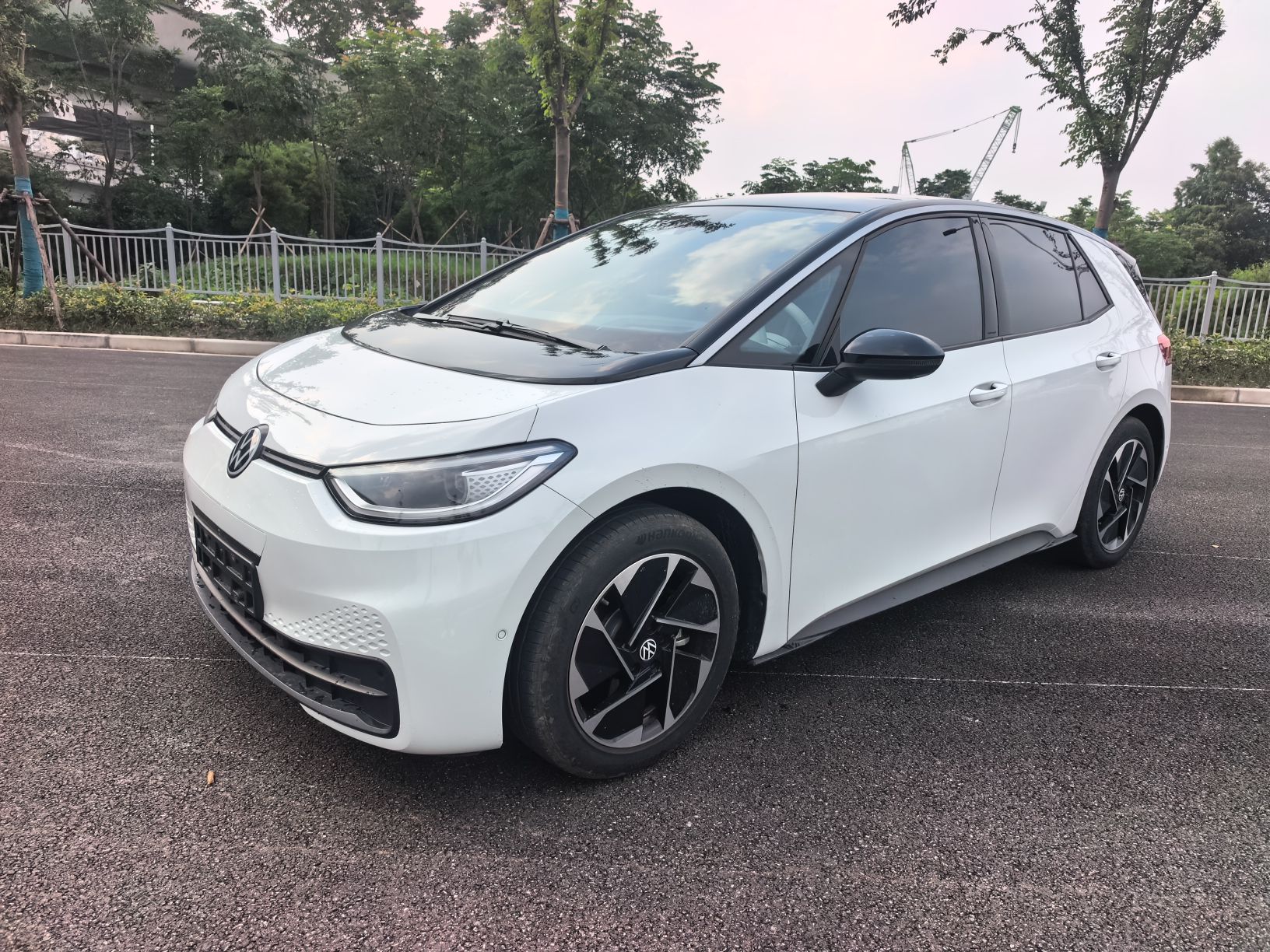 Под передней частью автомобиля