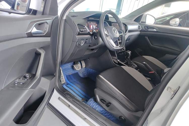 Used Volkswagen Tacqua 2020 1.5L Automatic R-Line Interior 2