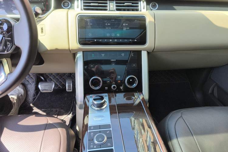 Used Land Rover Range 2022 3.0 L6 400 PS Classic Extended Version
