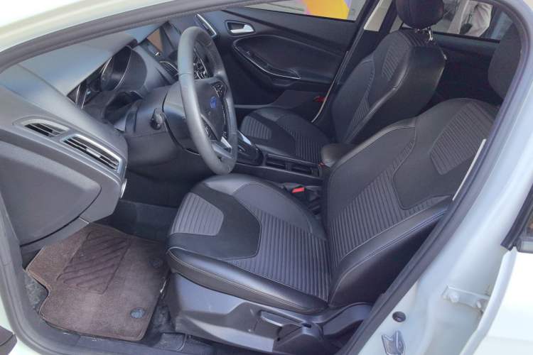 Used Ford Focus 2018 Hatchback Classic 1.6L Automatic Trendy SmartDrive Edition Driver Seat