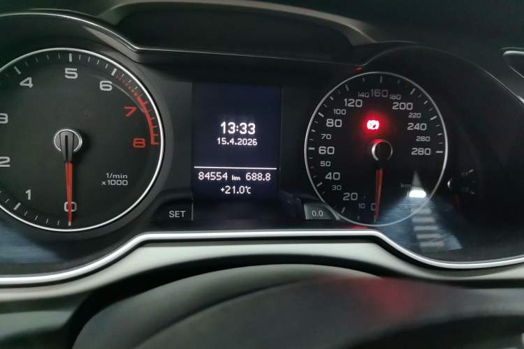 Used Audi A4L 2016 35 TFSI Collection Edition S line Comfort Model Odometer Close Up