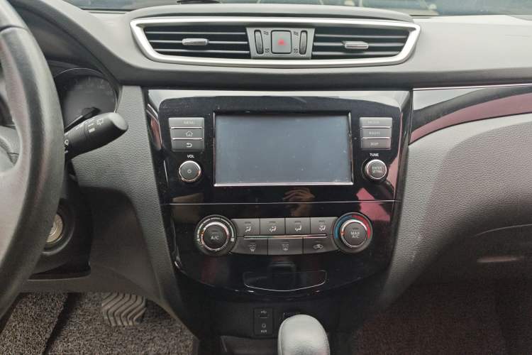 Used Nissan Qashqai 2017 2.0L CVT Smart Enjoyment Version China V Standard Audio And AC Panel