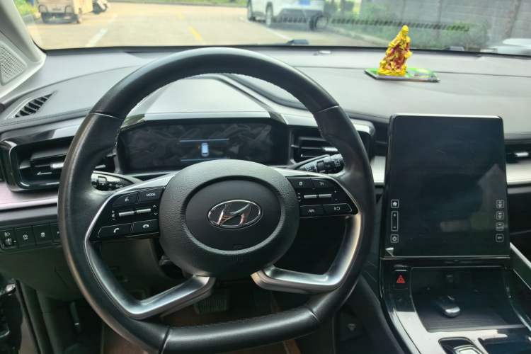 Used Hyundai Custo 2021 270TGDi Prestige LUX Steering Wheel