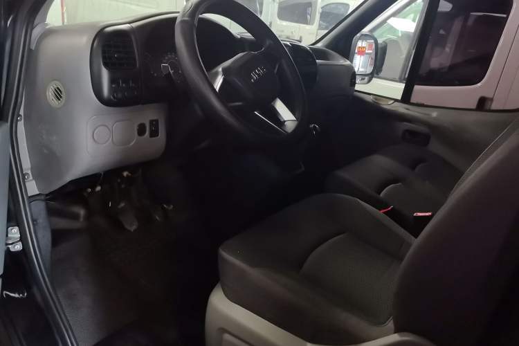 Used JMC Transit 2017 2.8T Commercial Version Short Wheelbase Mid-Roof 6/7/8-Seater JX493