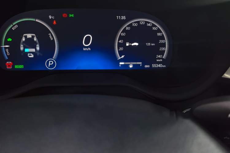 Used Toyota SIENNA 2021 2.5L Hybrid Ultimate Edition Odometer Close Up