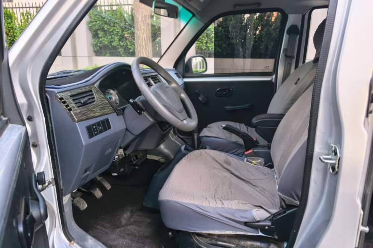 Used Jinbei Hiace X30 2023 1.5L Super-Comfortable Passenger Van 5/6/7-Seater Non-Air-Conditioned Version Model SWC15M