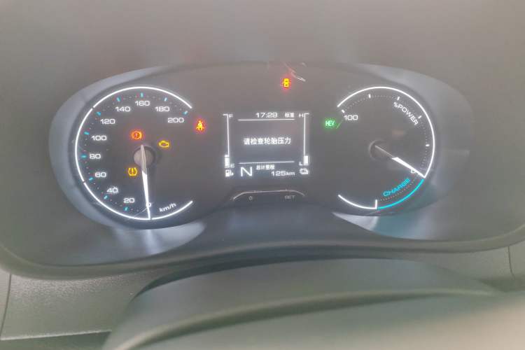 Used Wuling Hongguang New Energy 2025 Extended-Range Hybrid 50 km Utility Version Odometer Close Up