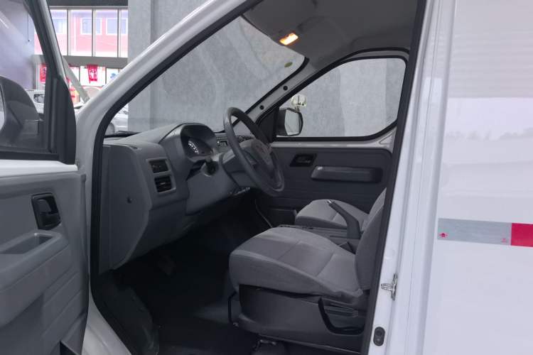 Used Wuling Yangguang 2024 300km Range Practical Window-Sealed Version 60kW Interior 1