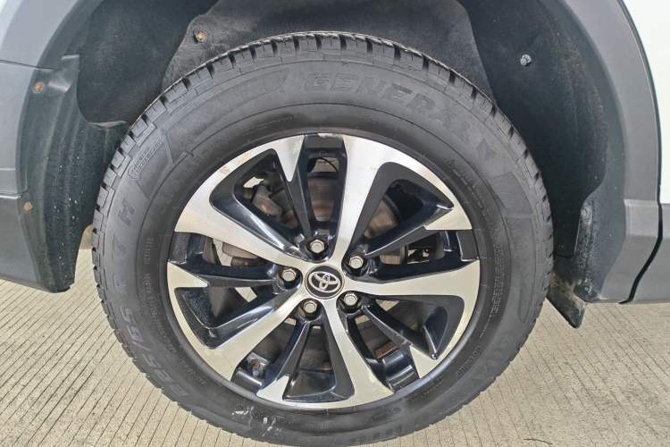 Used Toyota RAV4 2016 2.0L CVT Two-Wheel Drive Fashion Edition China V Standard