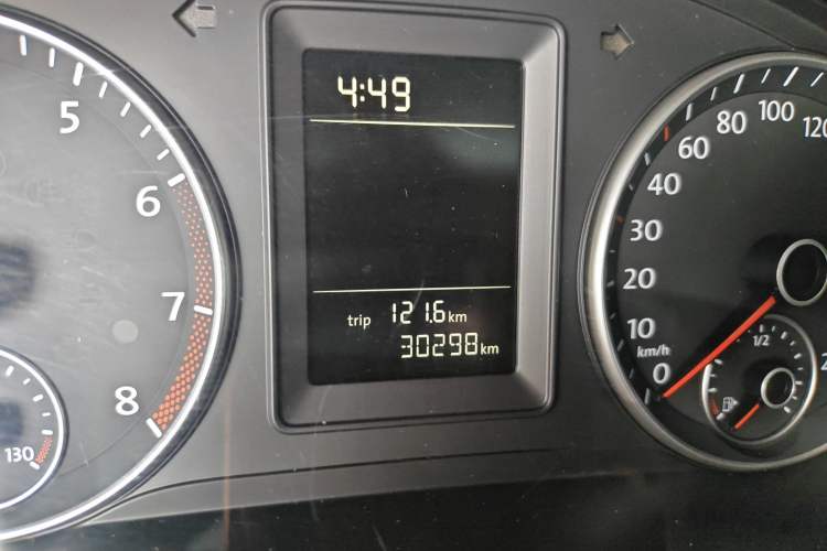 Used Volkswagen Touran 2015 1.4T DSG Comfort Edition 5 Seats Odometer Close Up