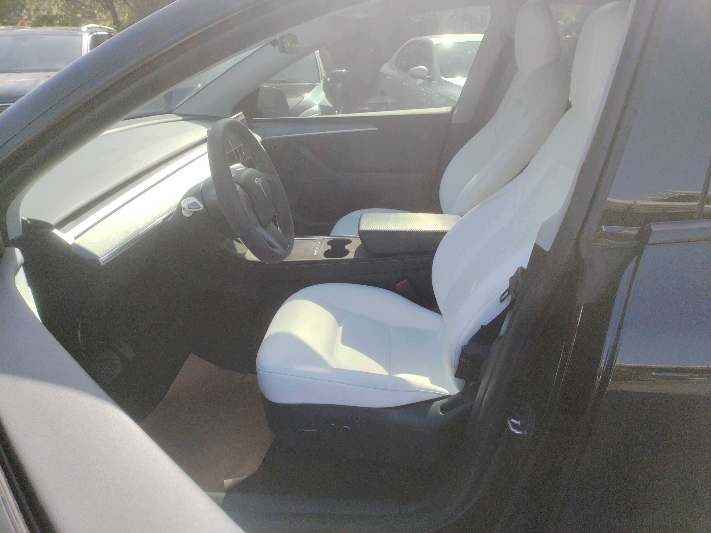 Переднее сиденье в автомобиле