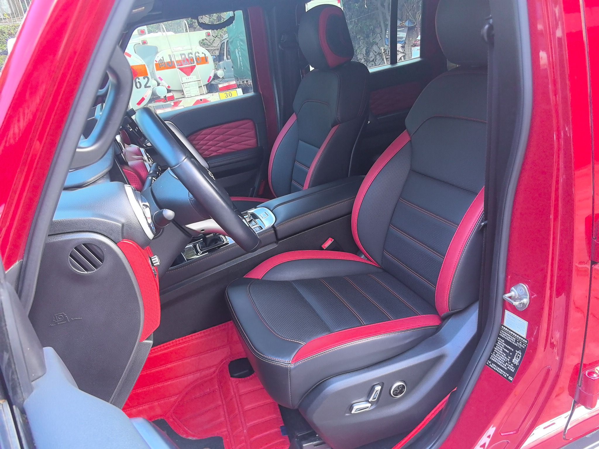 المقاعد الأمامية داخل السيارة