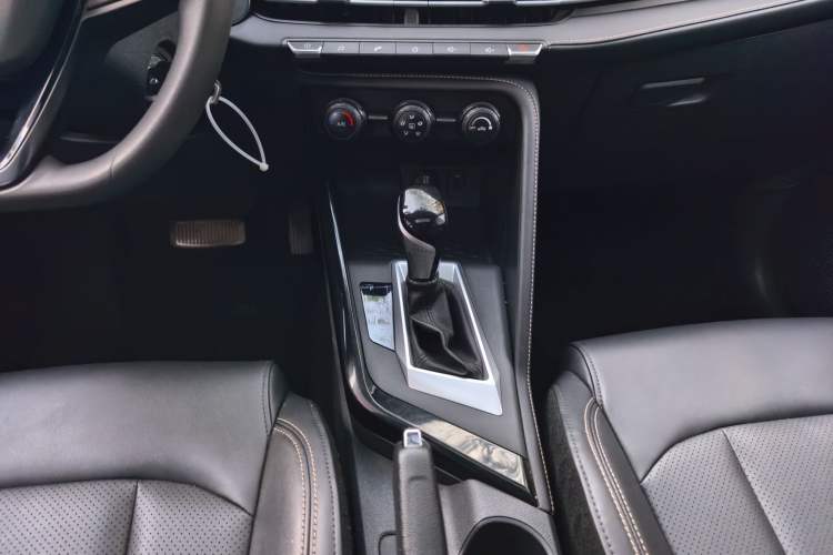 Used CHANGAN CS15 2021 1.5L Automatic Entry-Level Trim Gear Lever