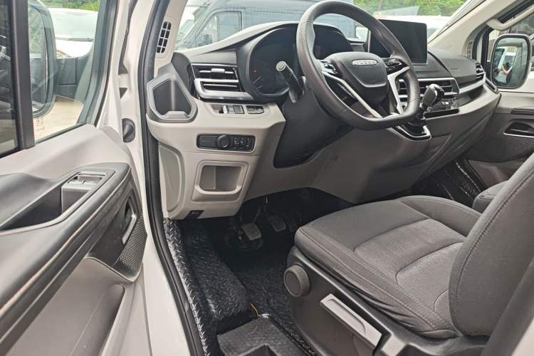 Used Iveco Fidato 2023 C30 Passenger Van 2.0T 93kW Manual Transmission Xingtu Edition Low Roof
