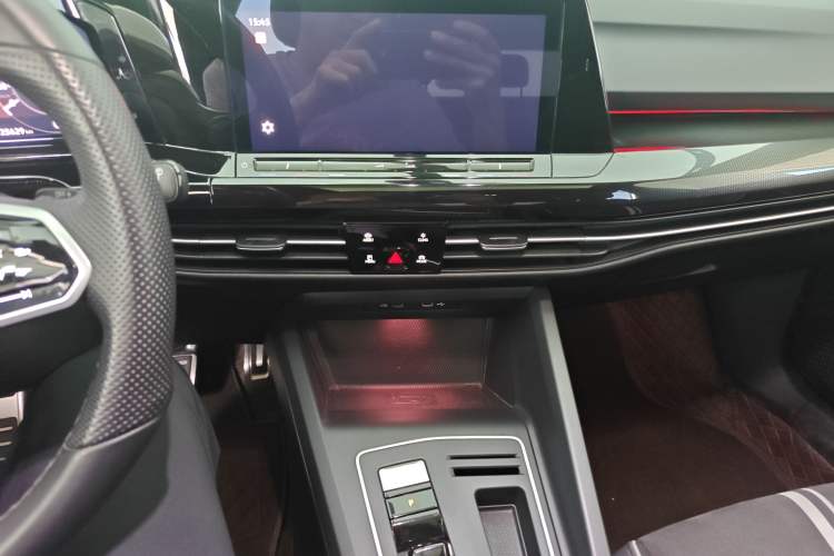 Used Volkswagen Golf 2023 Facelift 280TSI DSG R-Line Lite Audio And AC Panel