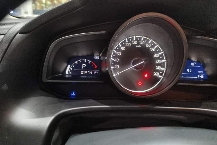 Used Mazda 3 Axela 2017 Sedan 1.5L Automatic Luxury Model Emission Standard China V Odometer Close Up