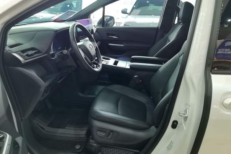 Used Toyota Sienna 2023 2.5L Hybrid Ultimate Edition