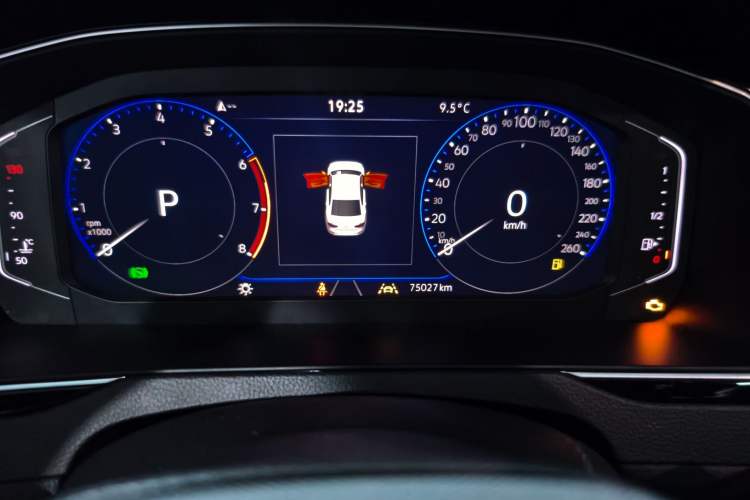 Used Volkswagen Magotan 2023 2 Million Units Limited Edition 330TSI DSG Leading Version Odometer Close Up