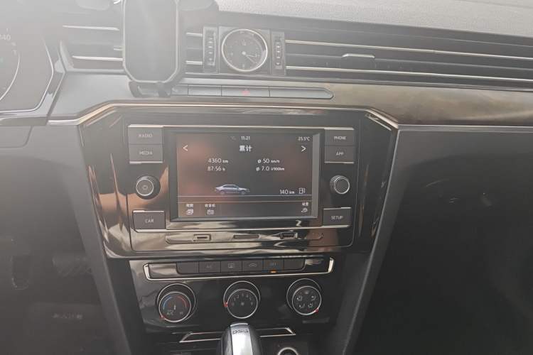 Used Volkswagen Magotan 2019 330TSI DSG Leading Model China VI Standard Audio And AC Panel