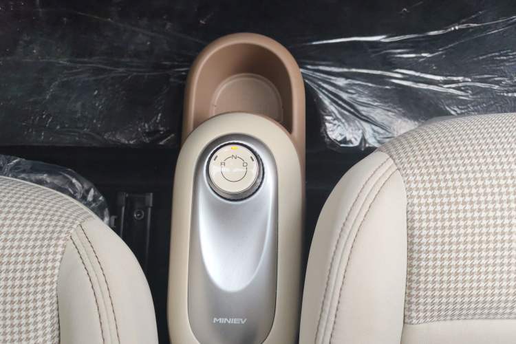 Used Wuling Hongguang MINIEV 2025 Four-Door Version Advanced Edition Gear Lever
